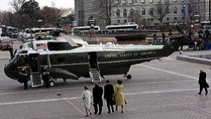 Бившият президент на САЩ напусна Вашингтон с хеликоптер
