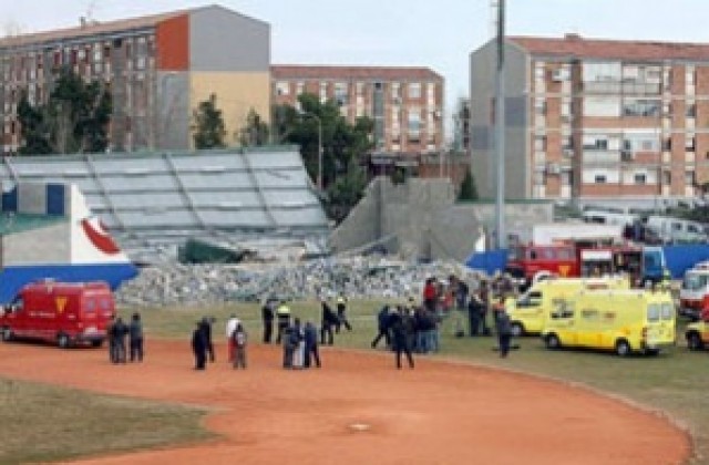 Буря събори покрива на спортен център, загинали са три деца
