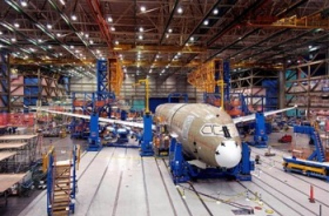 Boeing съкращава 10 000 служители