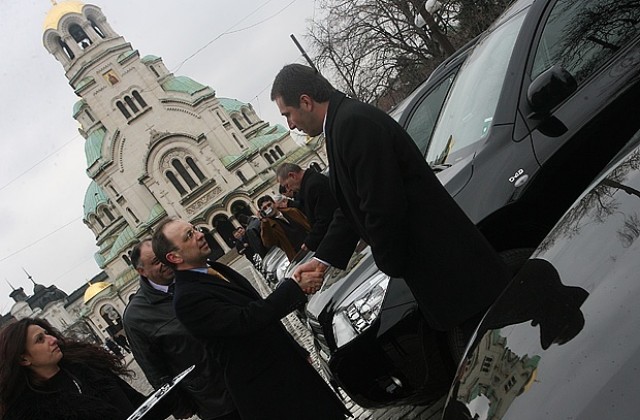 Министър Василев връчи ключовете от 17 нови автомобила