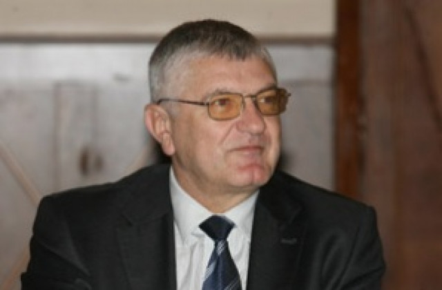 Замразяване на проектите, изискващи кредитиране, препоръчва депутат