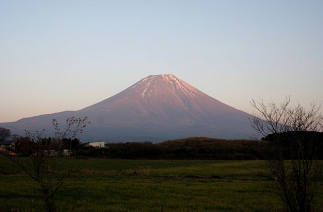Два вулкана изригнаха в Япония, няма жертви