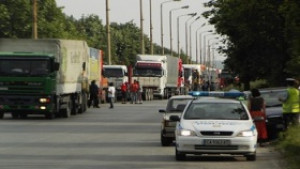 Млекопроизводители блокираха ТИР овете на Дунав мост