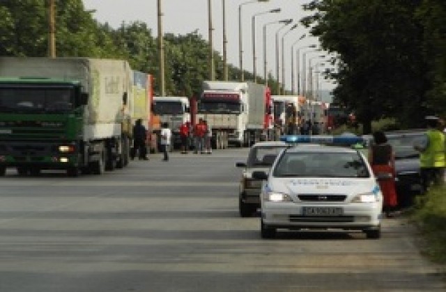 Млекопроизводители блокираха ТИР-овете на Дунав мост