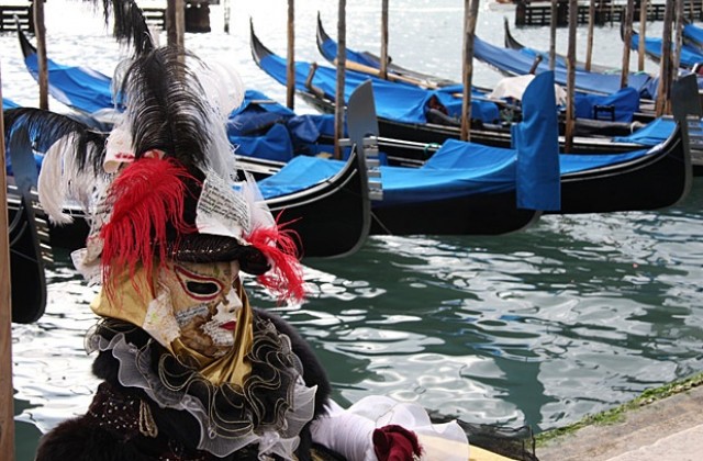 Фотоизложба в София разказва за духа на Карнавала във Венеция