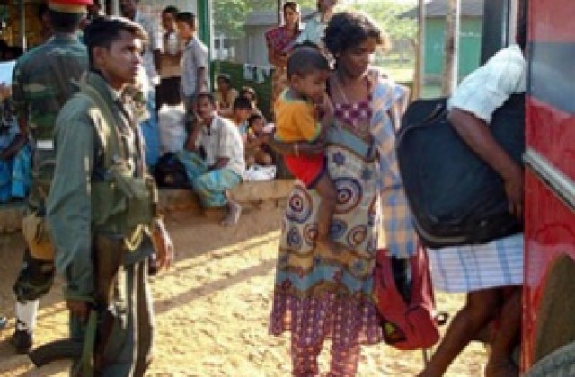 28 души са убити при самоубийствен атентат на жена в Шри Ланка