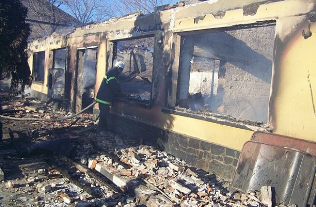 Пожар изпепели хотел край пловдивското село Белащица