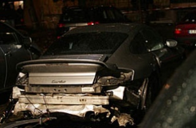Полицаи оглеждат отново взривения в София автомобил