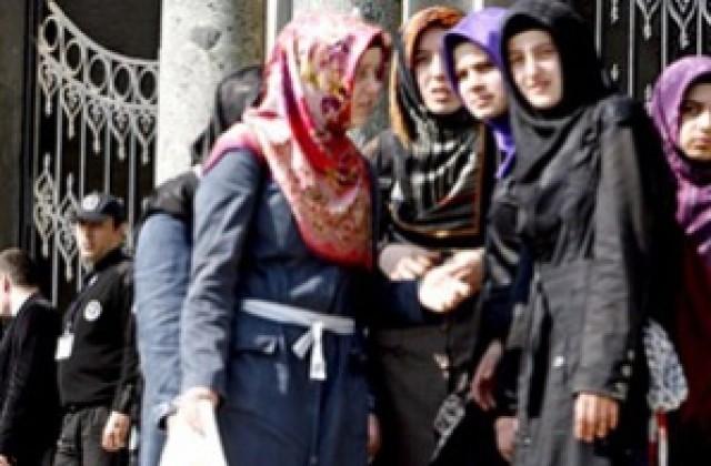 Четири от 10 туркини подложени на домашно насилие
