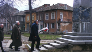 Паметникът на Митко Палаузов няма да бъде местен