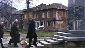 Паметникът на Митко Палаузов в Габрово няма да бъде местен