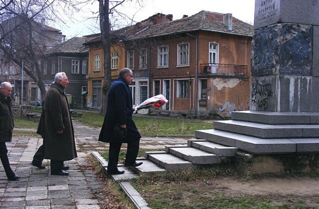 Паметникът на Митко Палаузов в Габрово няма да бъде местен