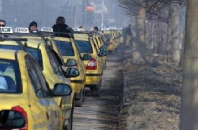 Около 100 таксиметрови шофьори протестираха във Варна