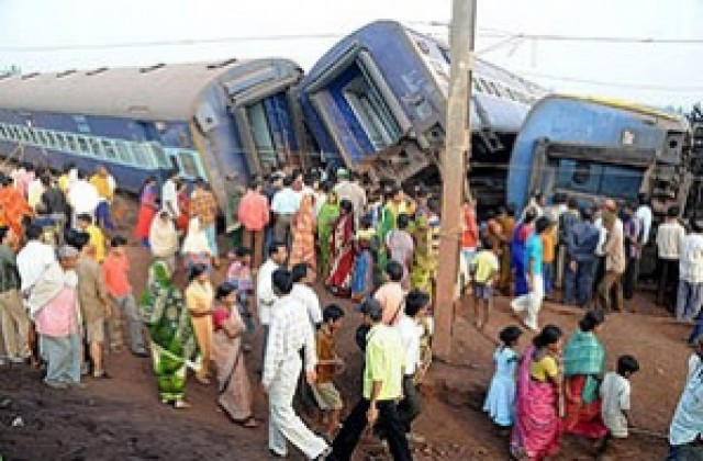 Влак дерайлира в Индия, най-малко 15 са загинали