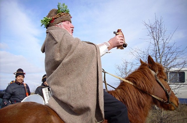 Богът на виното пристигна на кон в село Бучино