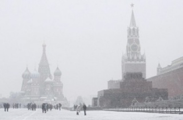 Снежна буря блокира движението в Москва