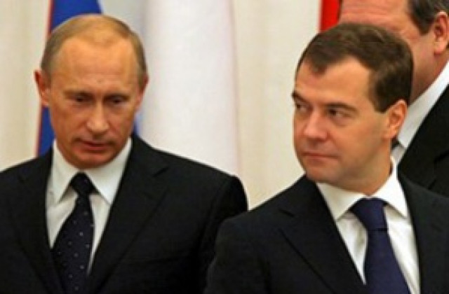 Пада рейтингът на Медведев и Путин