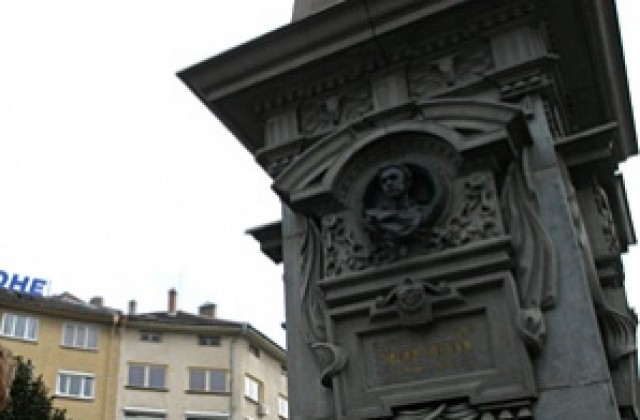 Затварят движението около паметника Левски