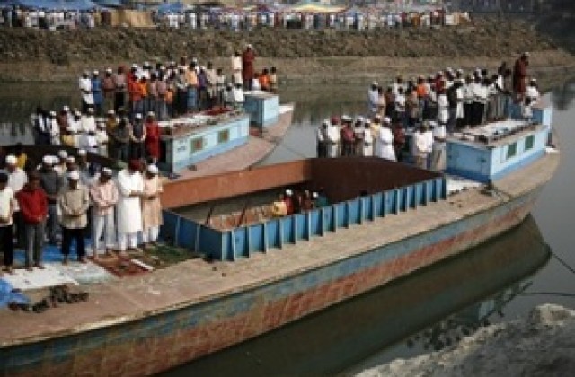 Ферибот се преобърна в река в Бангладеш, 100 души изчезнаха