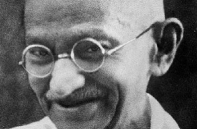 Продават на търг очилата на Ганди