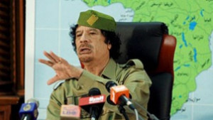 Кадафи прибягва до стари трикове по нов начин