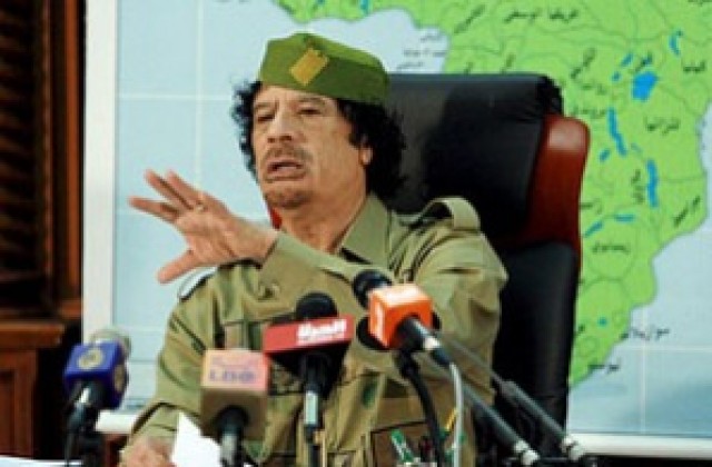 Кадафи прибягва до стари трикове по нов начин