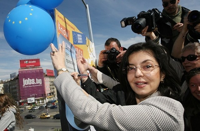 Кунева открива изложба „С приятел до теб”