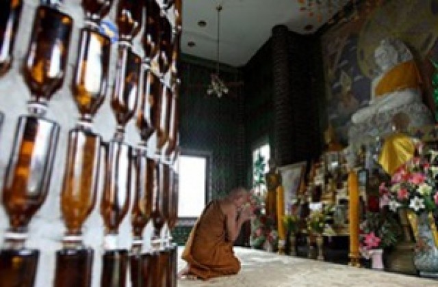Монаси построиха храм от бирени бутилки
