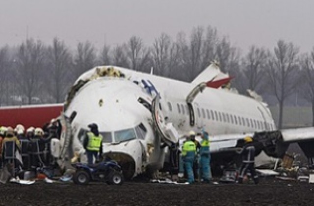 10 загинаха, 50 са ранени в самолетна катастрофа в Амстердам