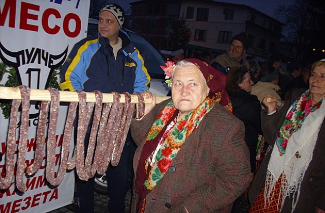 Над 500 гости и граждани вкусиха от банския суджук