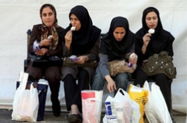 Без мъже продавачи в иранските магазини за дамски дрехи