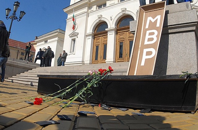 Полицаите  сложиха МВР в ковчег