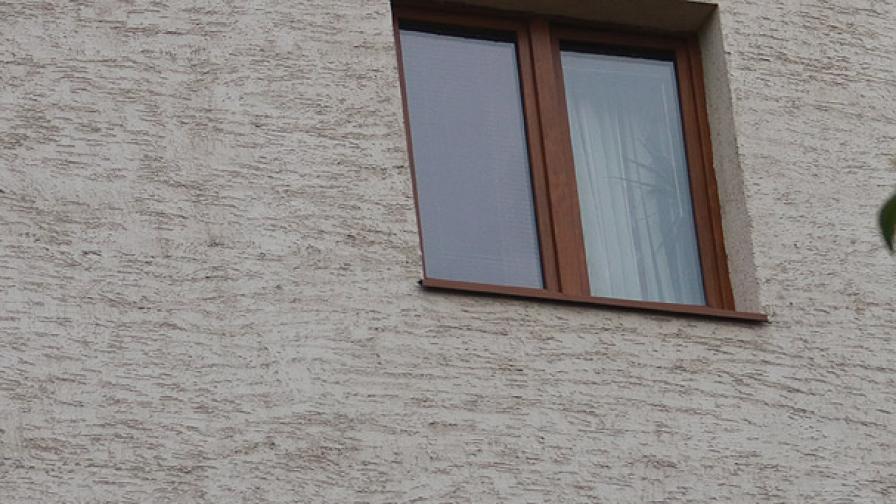 Опасни ремонти - мъж кърти стена на блок за прозорец