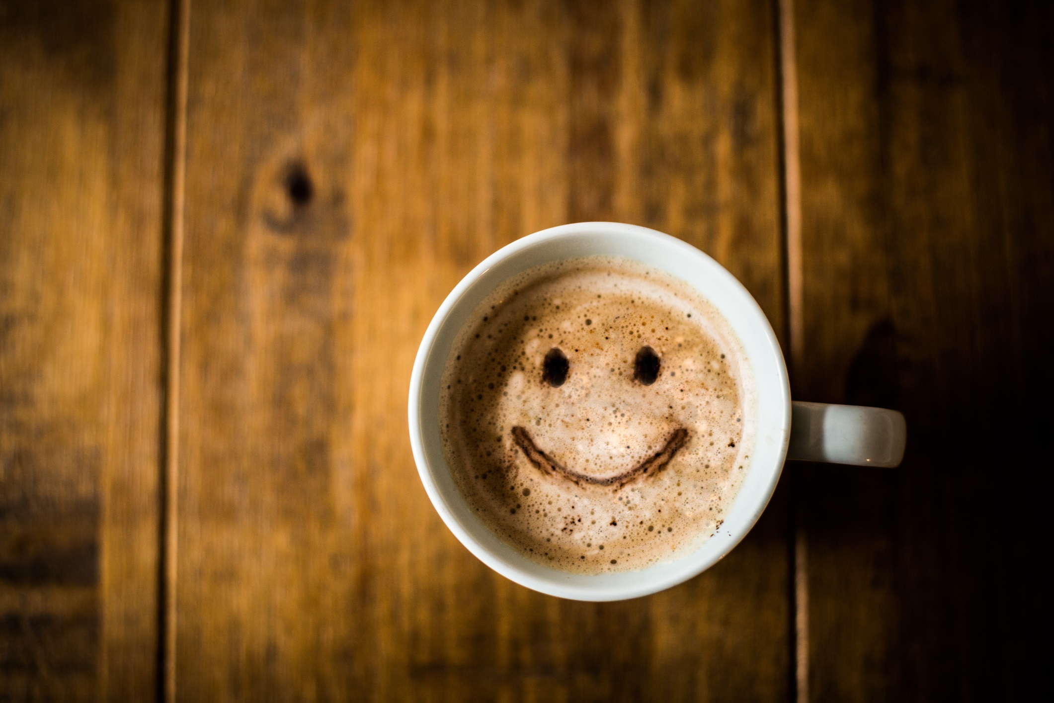 Избягвайте: кофеин<br />
<br />
Кофеинът най-често се приема под гормата на кафе, чай, кока-кола и енергийни напитки. Високият прием на кофеин в кафето повишава драстично кръвното налягане.