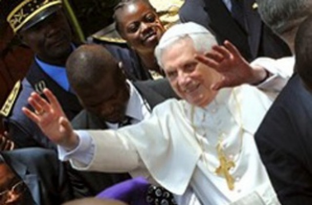 Църквата трябва да помогне на бедните, каза папата