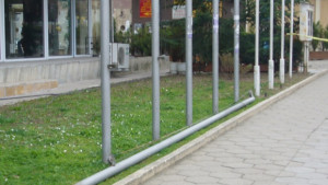 Силният вятър повали българското знаме