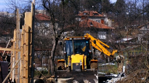 Разрушават оградата на храма на Свидетели на Йехова в Габрово