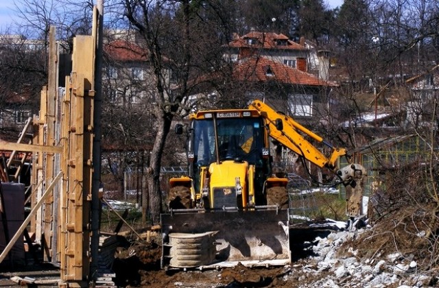 Разрушават оградата на храма на Свидетели на Йехова в Габрово