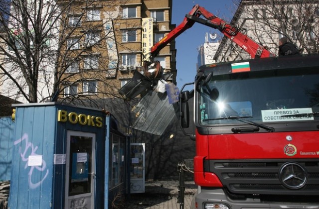 Премахнаха незаконни павилиони от пл. Света Неделя и Орлов мост
