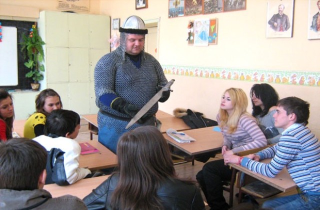 Ученици от Шумен изнесоха урок за цар Калоян