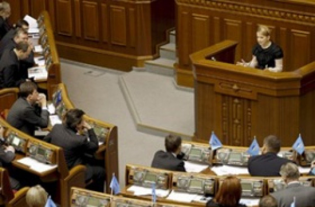 Намаляват наполовина заплатите на украинското правителство