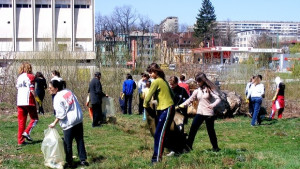 Националките по хандбал засадиха цветя около Спортната зала