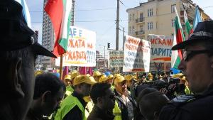 Работници на шуменска фирма протестират пред НАПИ