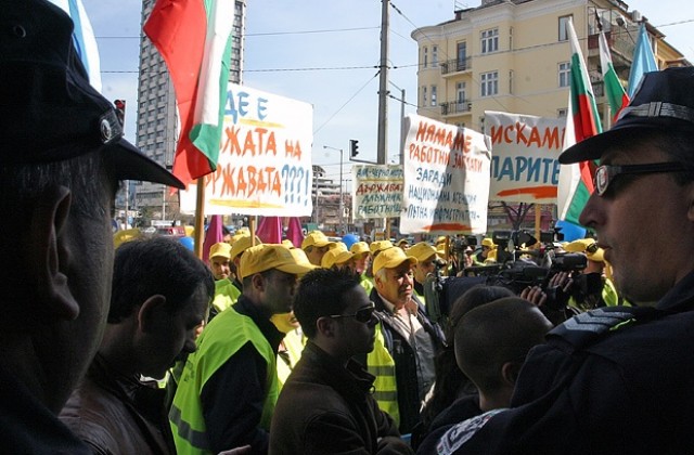 Работници на шуменска фирма протестират пред НАПИ