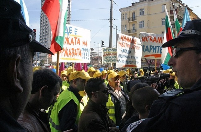 Работници от Автомагистрали - Черно море протестират пред НАПИ