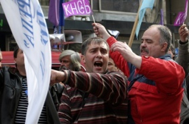 Металурзите от „Кремиковци” протестираха с оковани ръце и лепенки на устите