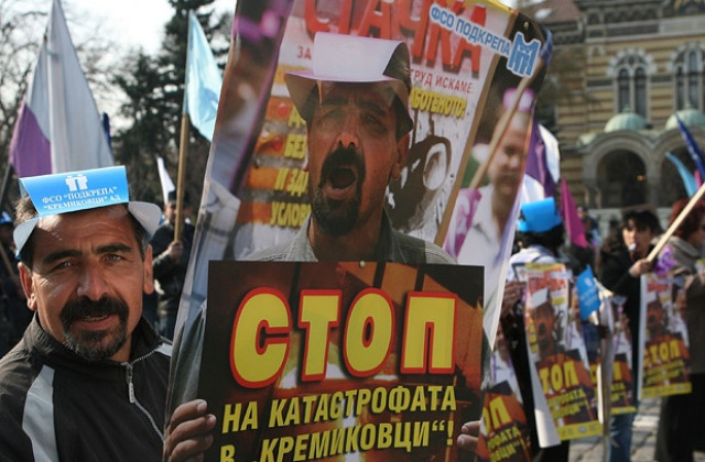 Металурзи плашат с палатков лагер и гладна стачка