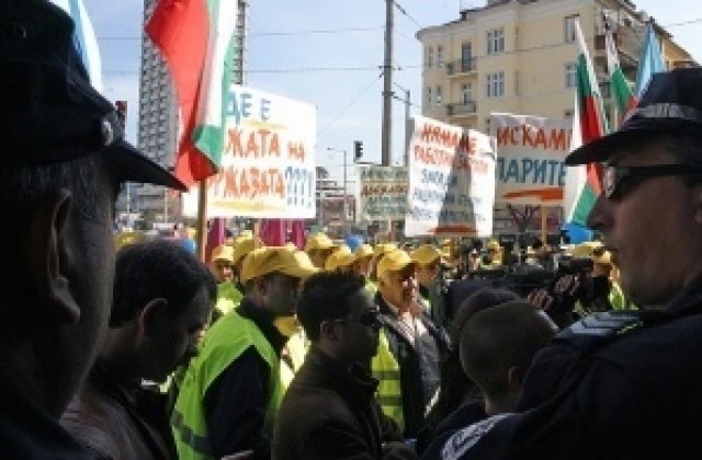 Работниците от АМ Черно море отново на протест в София