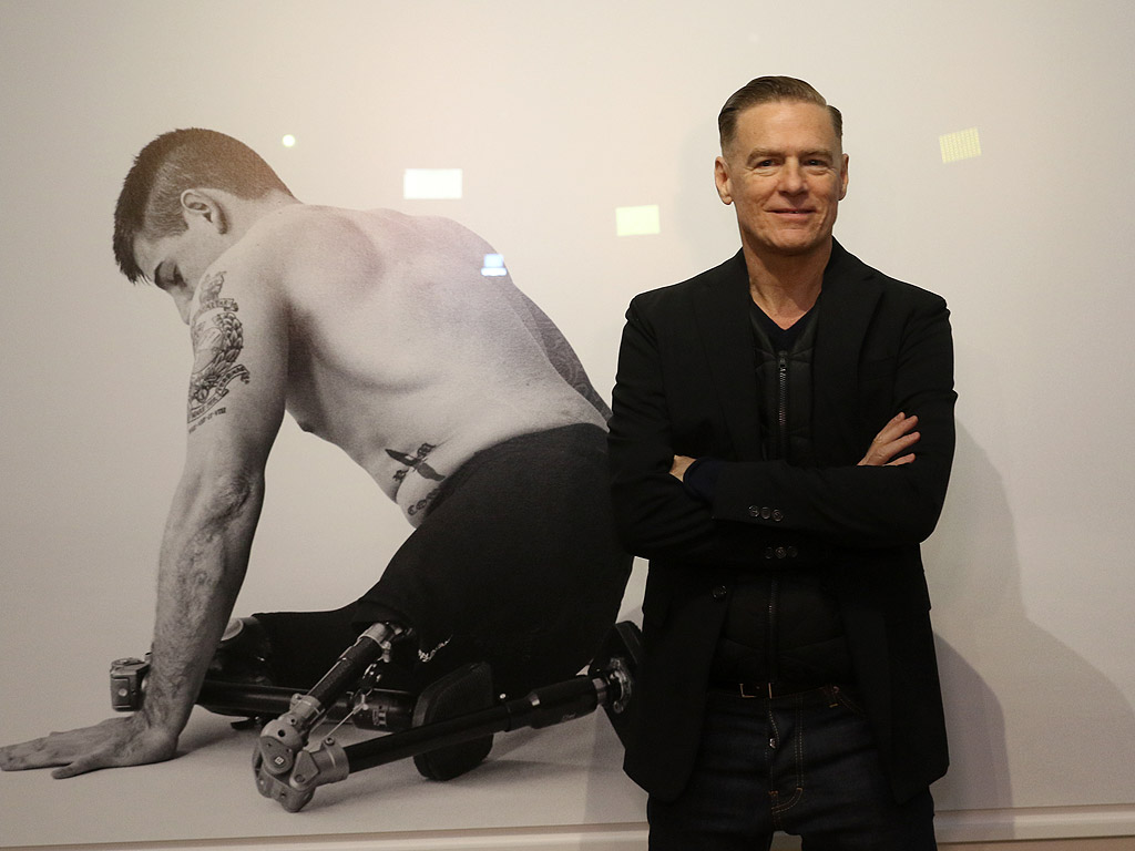 Брайън Адамс откри лично фотоизложбата си Wounded/Exposed в столичната галерия Vivacom Art Hall