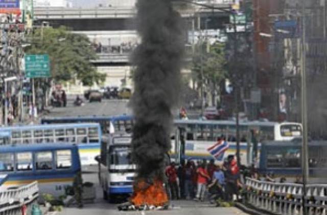Над 70 са ранени при сблъсъци в Банкок